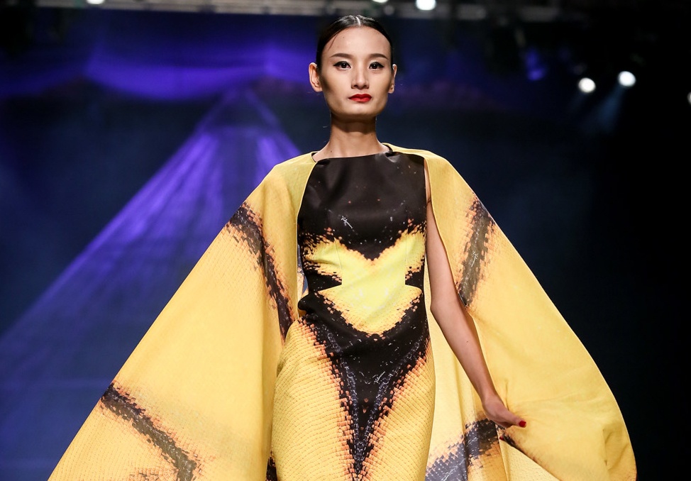 Le Thuy rang ro mo man BST canh buom cua Adrian Anh Tuan hinh anh