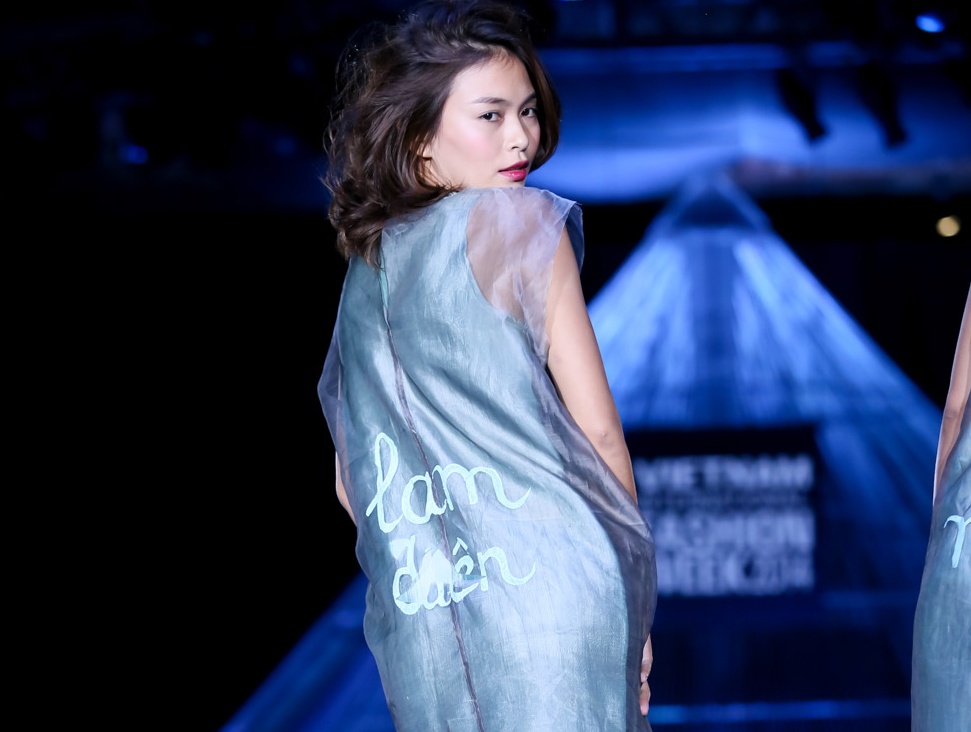 Xuan Lan va Li Lam 'hoa dien' tren san catwalk hinh anh