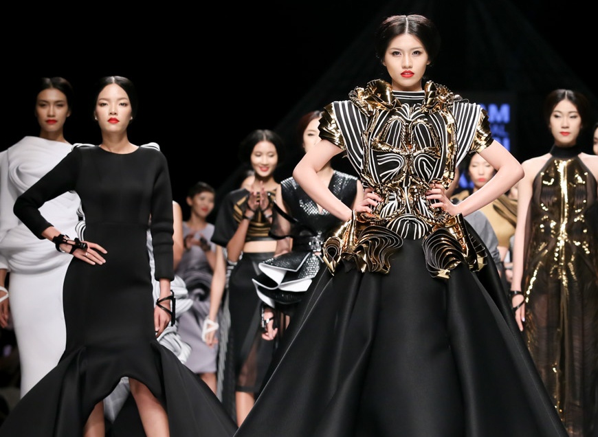 Ly Giam Tien ghi diem manh khi tai xuat o Tuan le thoi trang hinh anh