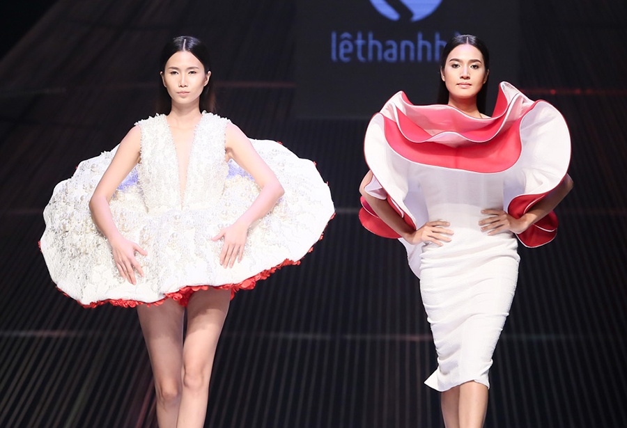 Diem lai nhung mau vay an tuong nhat Tuan le thoi trang hinh anh