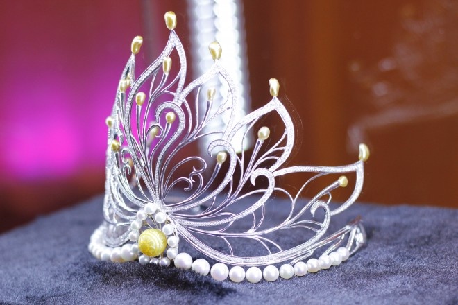 Cận cảnh chiếc vương miện ngọc trai được chế tác công phu, tinh xảo.