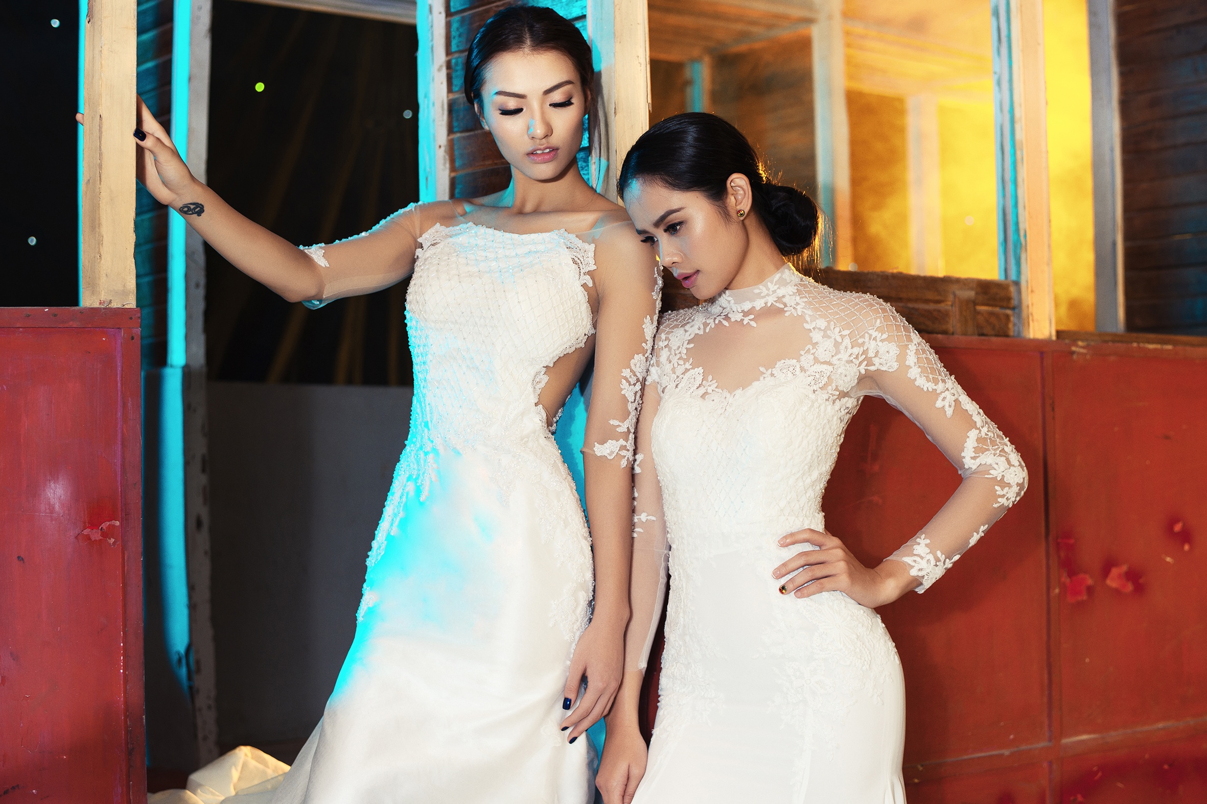 Hong Que, Thu Hien dien vay cuoi ren goi cam tren toa tau hinh anh