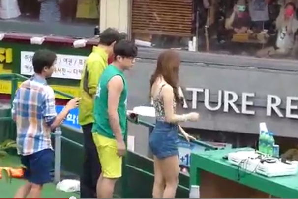 Su co hieu nham MC cham tay vao Suzy hinh anh