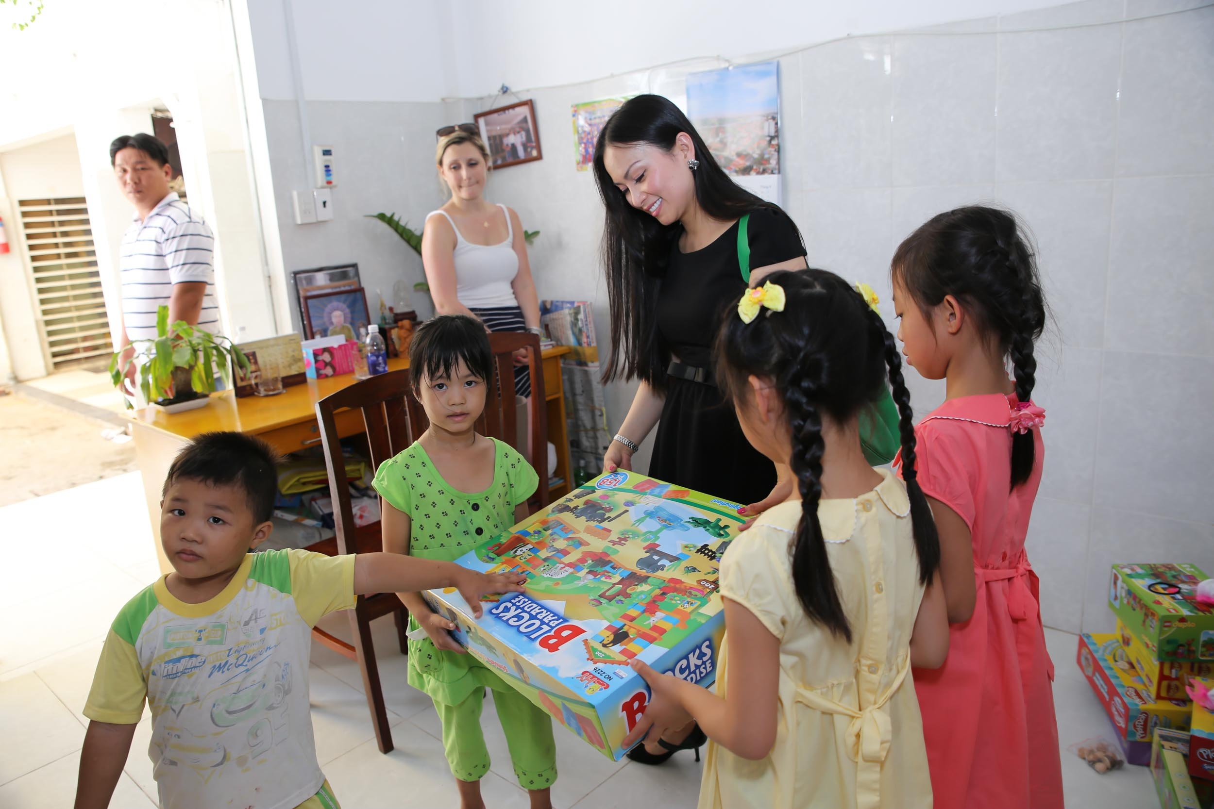 Ha Phuong dua con gai ve nuoc lam tu thien hinh anh