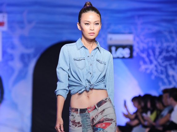 Mau Thanh Thuy tu tin khoe eo thon khi catwalk hinh anh
