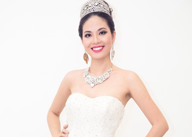 A hau quy ba Ngan Ha khoe vai tran goi cam hinh anh