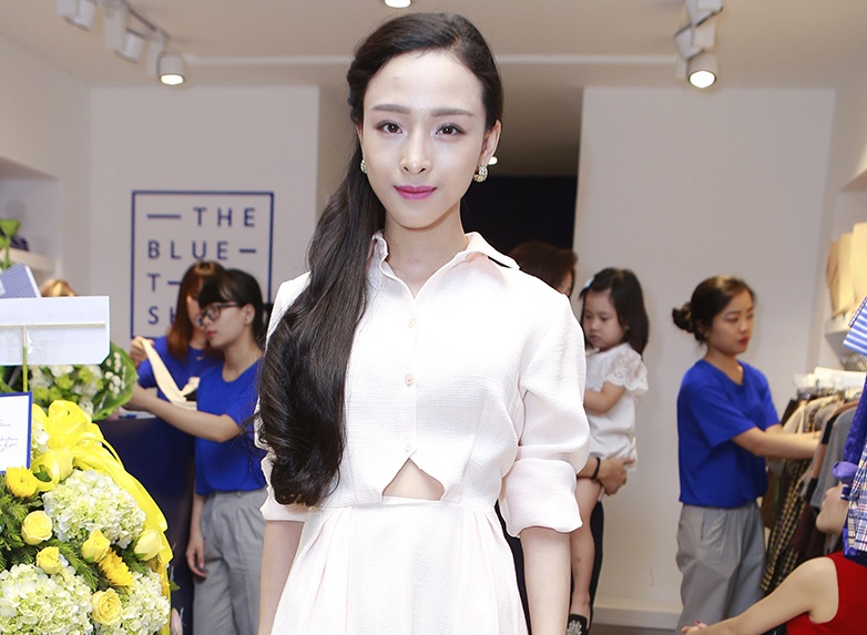 Hoa hau Phuong Nga thay 4 trang phuc khi du tiec hinh anh