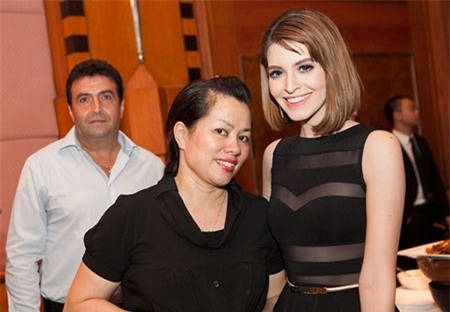 Andrea chính là người se duyên cho bố và mẹ kế.