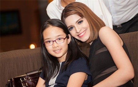 Mẫu tây cũng rất thân thiết với con gái riêng của mẹ kế.