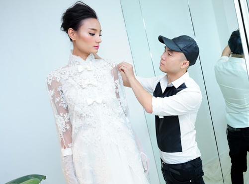 Le Thuy thu vay cuoi ren co dien cho hon le hinh anh