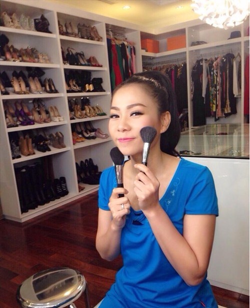 Tháng 6, Thu Minh vừa chia sẻ một bức ảnh chị ngồi ở phòng trang điểm, phía sau là một kho quần áo và đặc biệt là một tủ giầy rất hoành tráng với vô số hàng hiệu đến từ các thương hiệu trứ danh. Giầy dép của giọng ca 