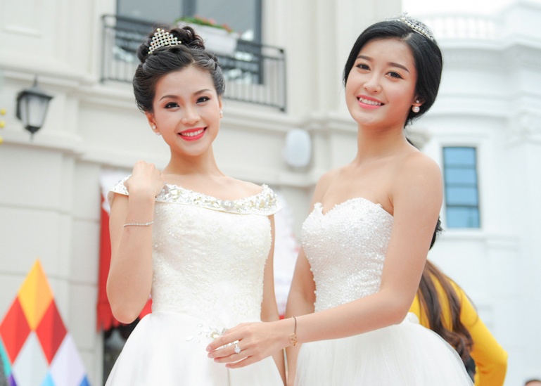 A hau Huyen My, Diem Trang do vai tran xinh xan hinh anh