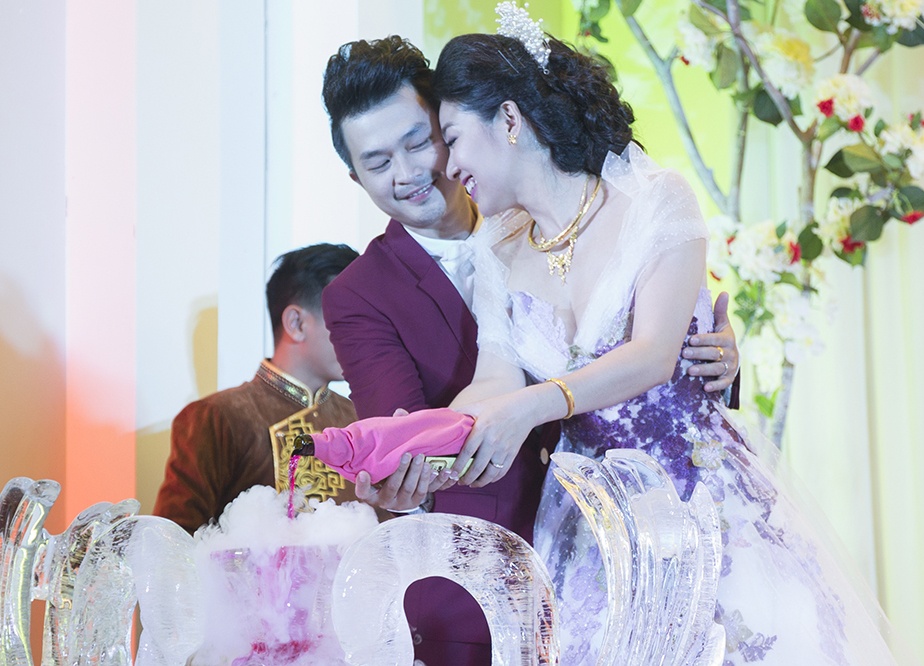 Co dau Le Khanh dien vay cuoi goi cam tinh tu ben chu re hinh anh