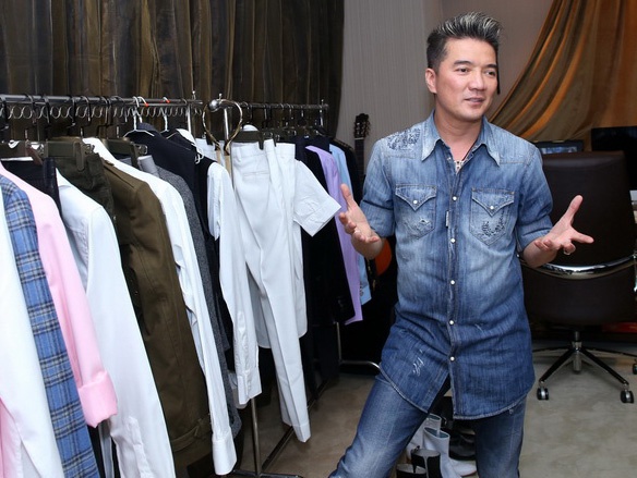 Kho quan ao hieu nghin mon cua Dam Vinh Hung hinh anh