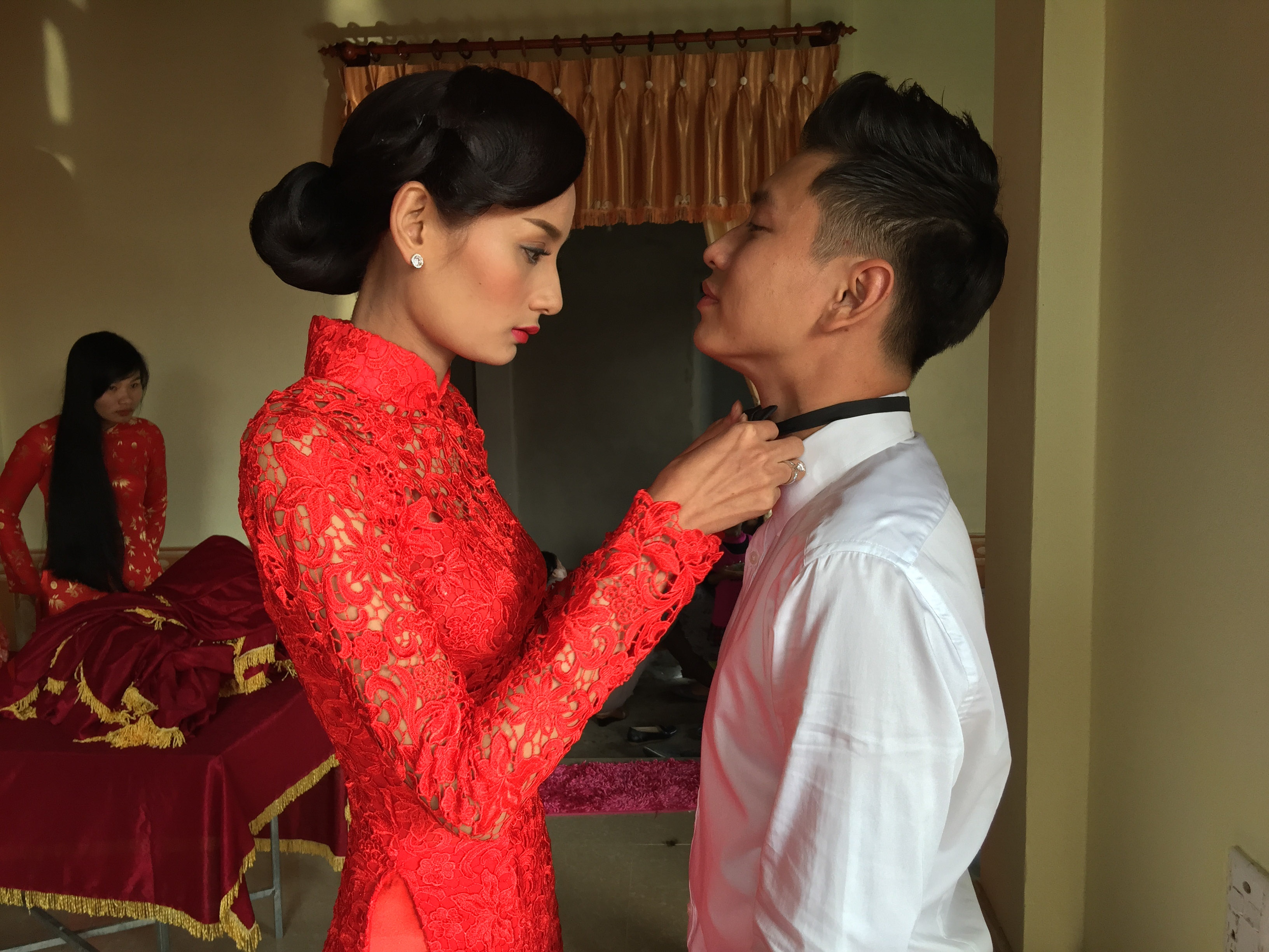 Le Thuy dien ao dai ren do quyen ru trong le vu quy hinh anh