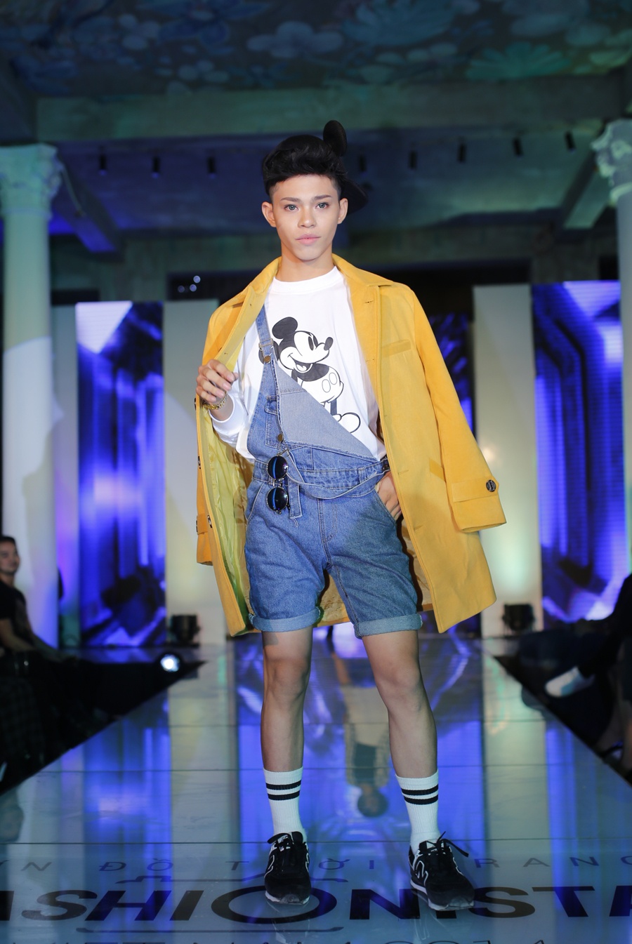 Bản sao của Hồ Ngọc Hà - Alex Dương tự tin thể hiện phần thi của mình. Anh diện trang phục thu đông sành điệu và trẻ trung.