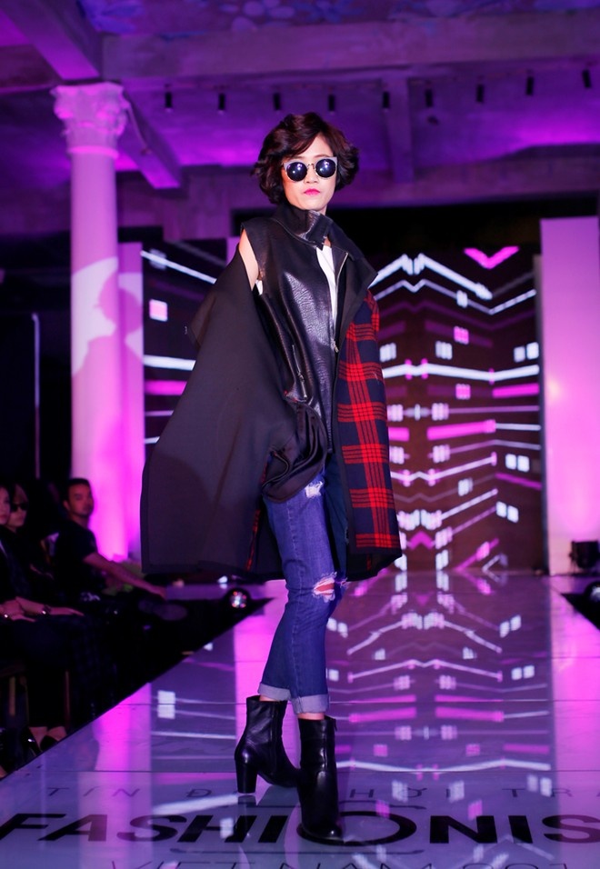 Thí sinh Hoàng Trà My thể hiện phần thi trang phục thu đông. 