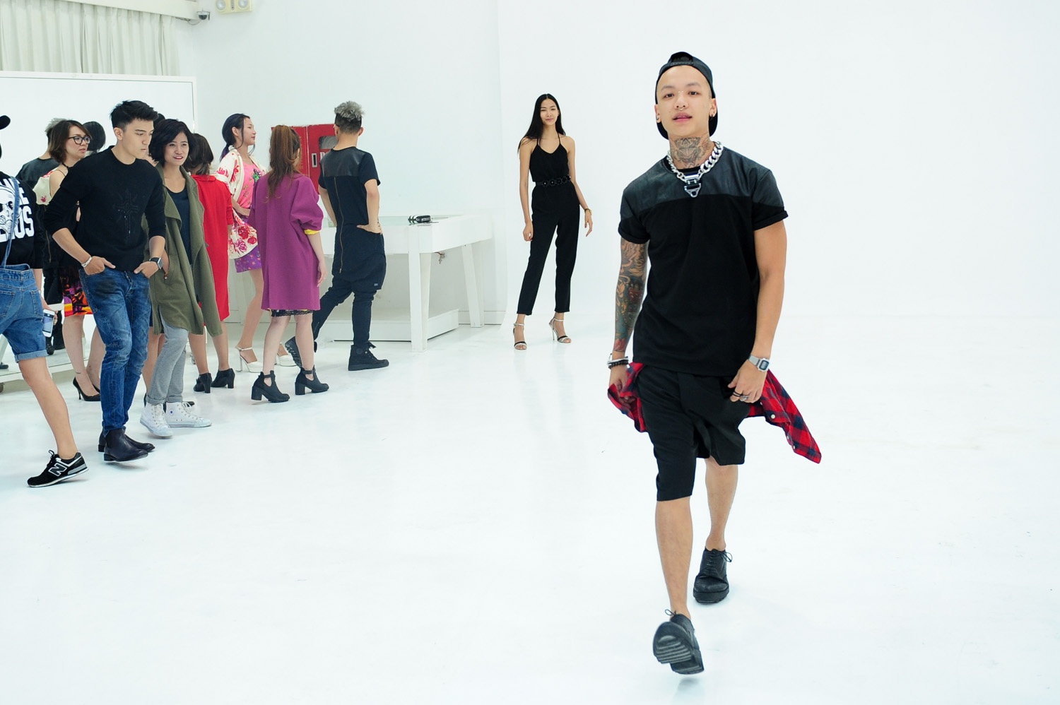 Hoang Thuy huong dan top 10 Fashionista VN catwalk hinh anh