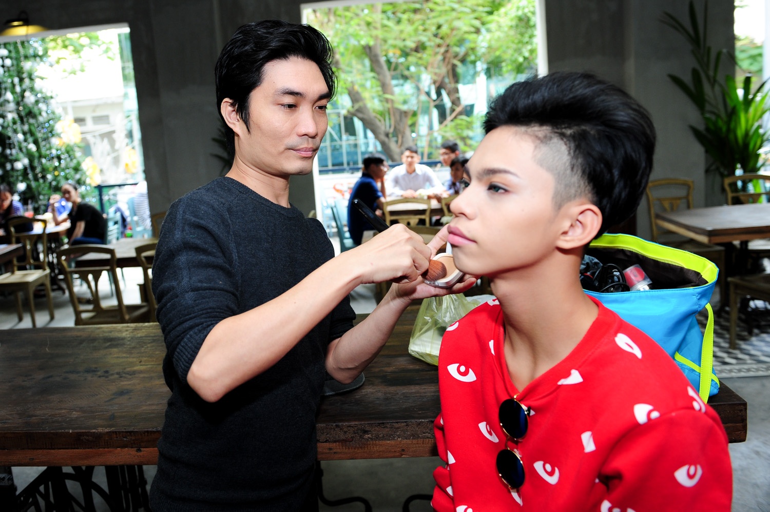 Nguyen Hung truc tiep trang diem cho ban sao Ho Ngoc Ha hinh anh