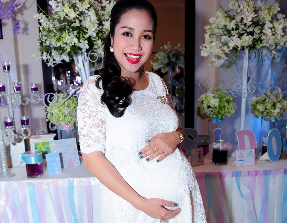 Oc Thanh Van khe ne bung bau 7 thang du tiec cuoi Le Khanh hinh anh