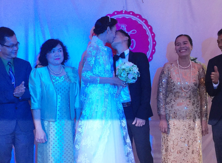 Le Thuy hon chong Viet kieu say dam trong le cuoi hinh anh