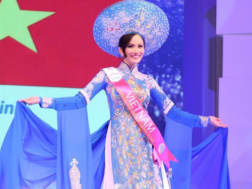 Nguoi dep thi chui doat giai thuong Hoa hau Du lich Quoc te hinh anh