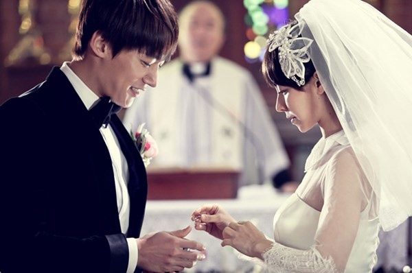 Kieu nu Han do sac trong vay cuoi hinh anh