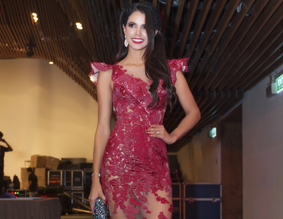 Hoa hau The gioi 2011 long lay giua dan my nhan Viet hinh anh