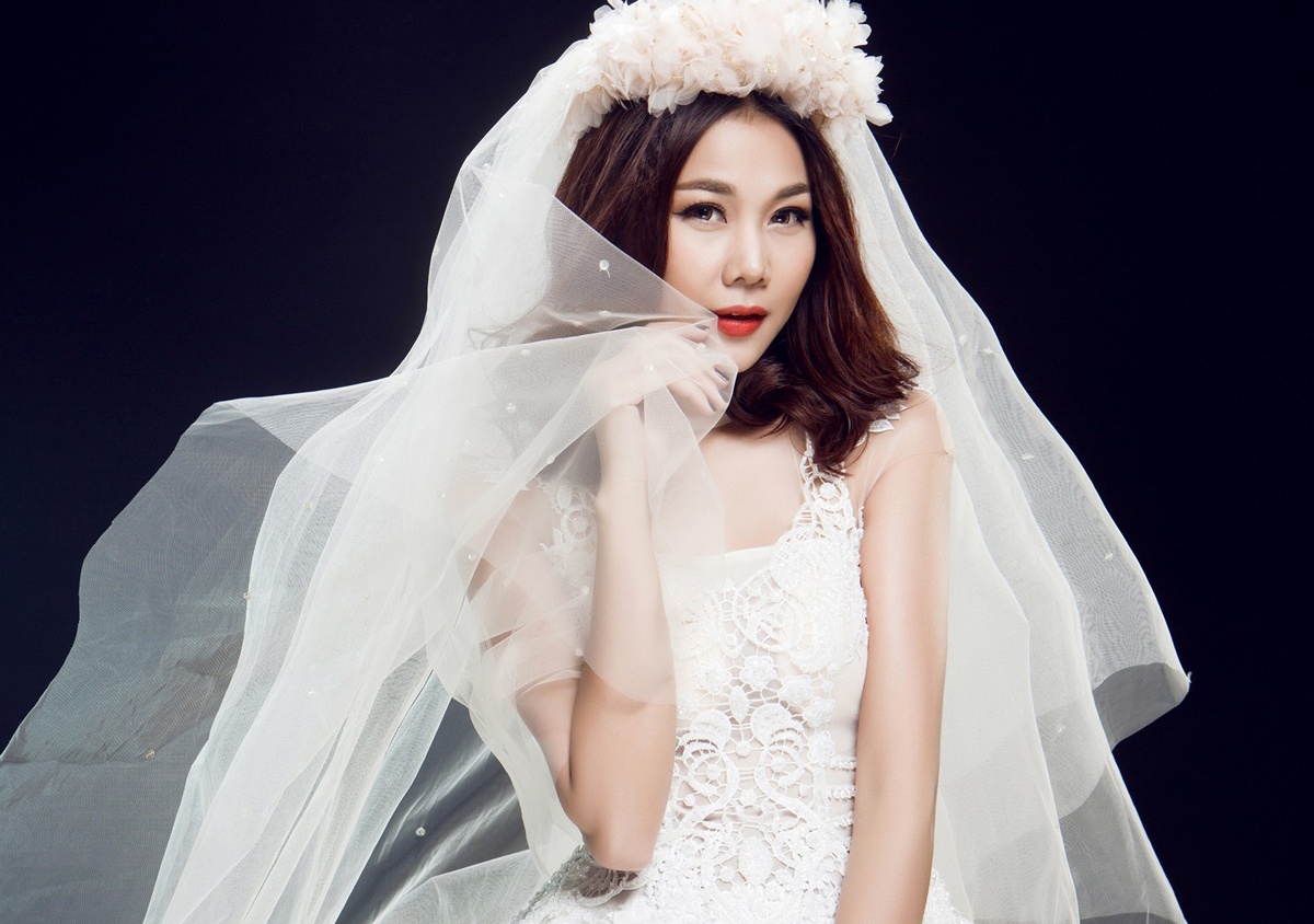 Thanh Hang dien ao cuoi xuyen thau lam co dau goi cam hinh anh