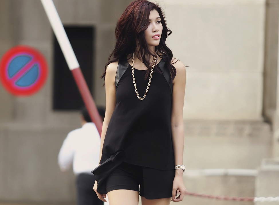 Trang La khoe chan thon dai tren pho ngay cuoi tuan hinh anh