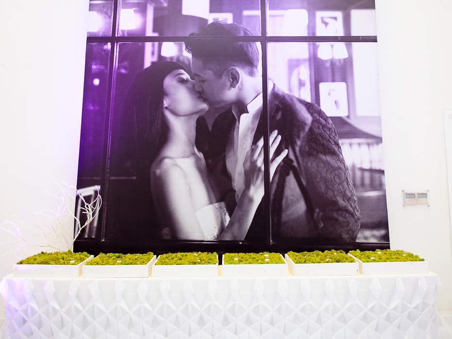 Khung canh tiec cuoi do chinh chong Le Thuy tu trang tri hinh anh