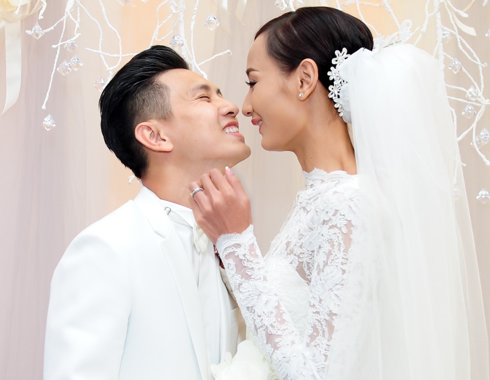 Chong Viet kieu nhon chan vat va hon Le Thuy trong tiec cuoi hinh anh