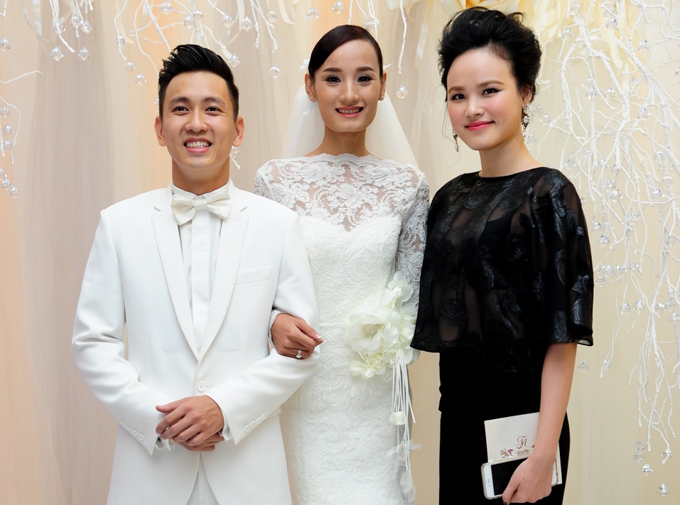 Tuyet Lan dien ao xuyen thau noi bat o le cuoi Le Thuy hinh anh