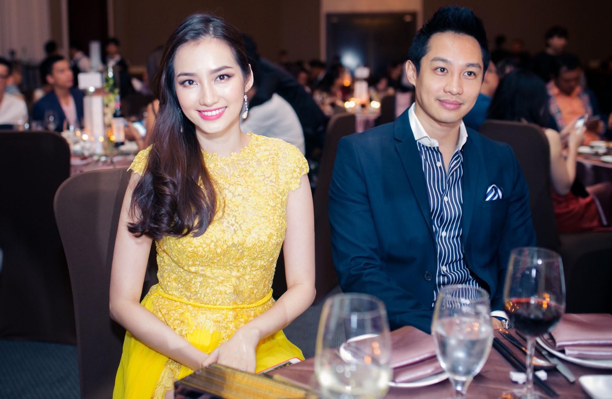 Hoa hậu Trúc Diễm diện trang phục dạ hội tông vàng sang trọng, xuất hiện ở hàng ghế Vip. Lần đầu tiên chồng sắp cưới tháp tùng hoa hậu thời trang dự tiệc. Hiện cặp đôi đăng gấp rút chuẩn bị tiệc cưới tại Việt Nam vào tháng 2/2015.