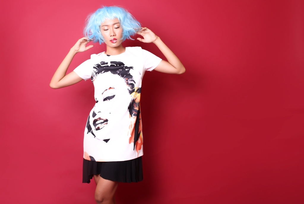 Nha Truc nhuom toc xanh dien vay hoa tiet doi moi quyen ru hinh anh