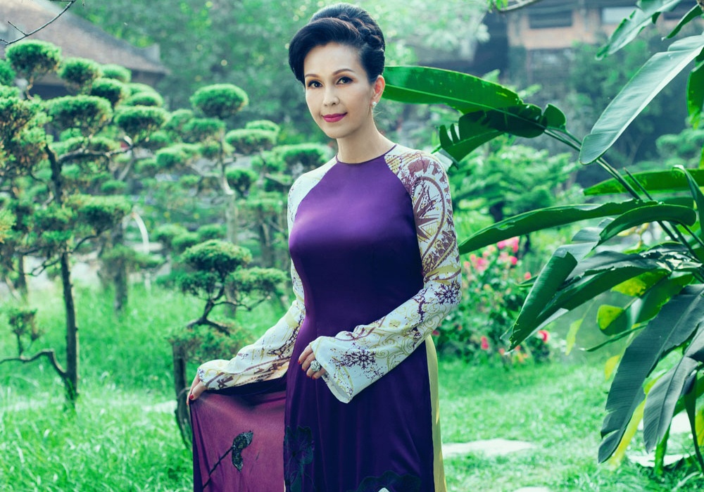 'Nguoi dep khong tuoi' dam tham voi ao dai nhung the hinh anh