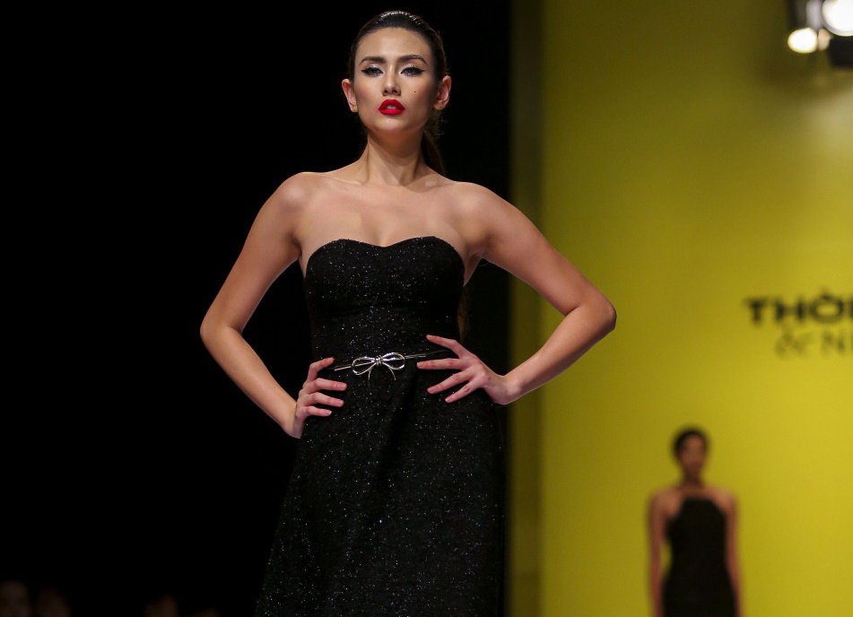 Vo Hoang Yen lanh lung catwalk sau tin don lo anh nhay cam hinh anh