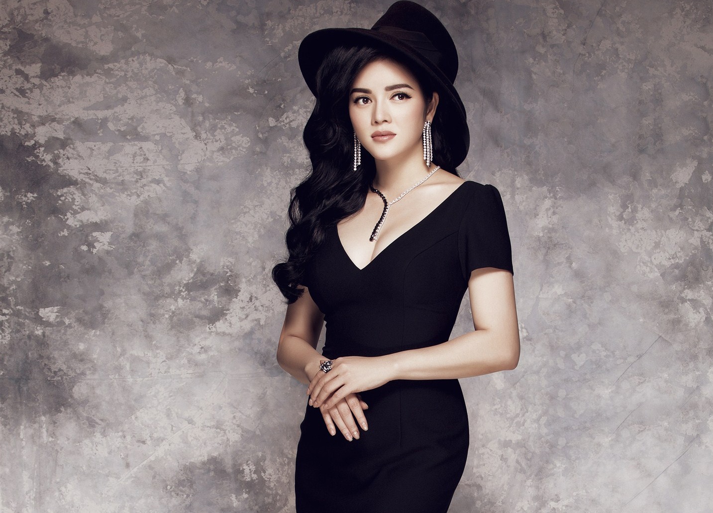 Ly Nha Ky dien ao xe sau lam quy co goi cam hinh anh