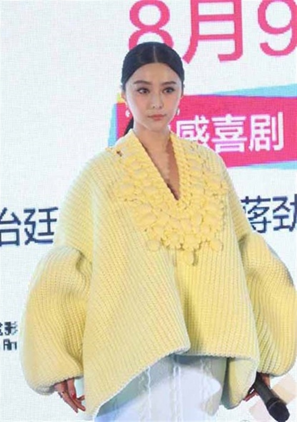 Trong một sự kiện, Phạm Băng Băng gây thất vọng với áo len to sụ khi trời nắng nóng.