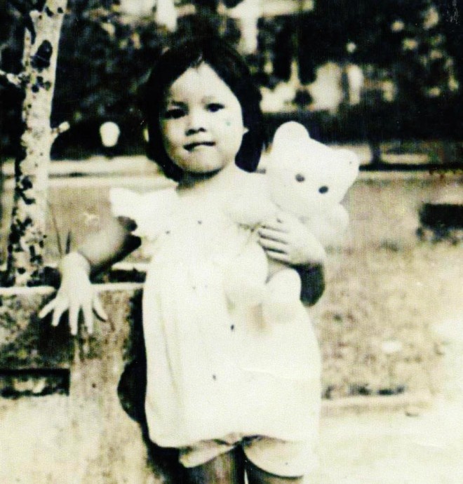 Cẩm Lynh mê gấu bông đến mức đi đâu cô bé cũng ôm theo, kể cả khi đi sở thú cùng mẹ, năm 5 tuổi.