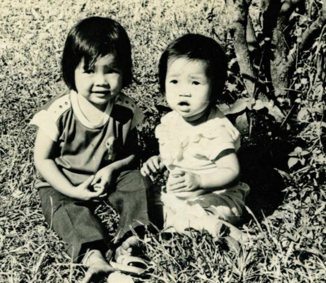 Lynh (4 tuổi) và em gái chụp ảnh tại vườn nhà ở Đồng Nai, năm 1986. Hai chị em chỉ cách nhau hai tuổi nên rất thân thiết.