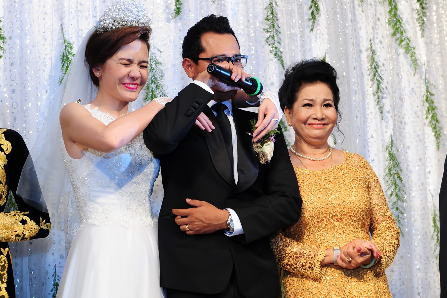 Huynh Dong khoc nuc no trong ngay cuoi Ai Chau hinh anh