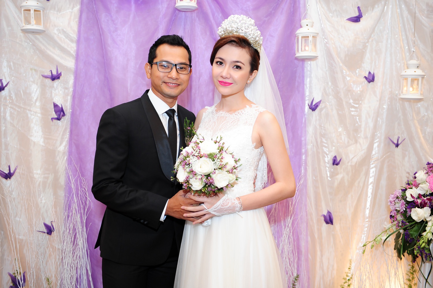 Dam cuoi mau trang tim cua Huynh Dong va vo a hau hinh anh