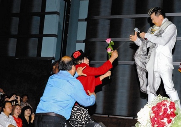 Đàm Vĩnh Hưng từng bị một khán giả tên Lý Tống xịt thuốc cay thẳng vào mặt.