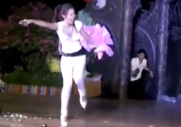 Dong Nhi bi khan gia 