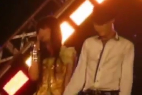 Noo Phuoc Thinh bi fan tan cong tren san khau hinh anh