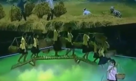 Clip San khau Giong hat Viet nhi bi sap khi dang len song truc tiep hinh anh