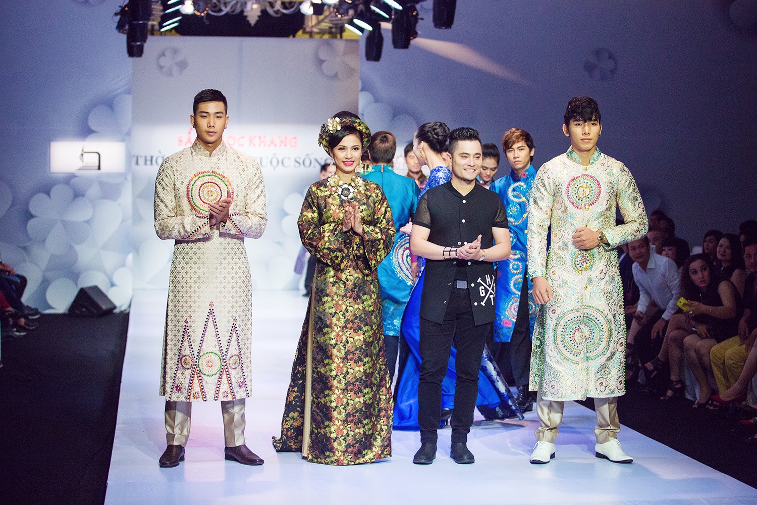 Nhà thiết kế Nhật Dũng và dàn mẫu ra chào khán giả khi kết chương trình.