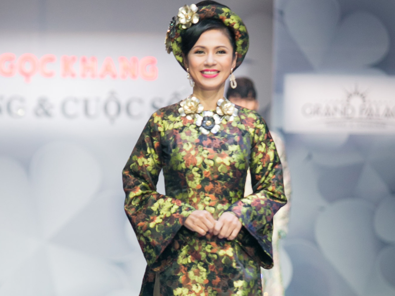 Viet Trinh danh bat dan mau tre de lam vedette hinh anh