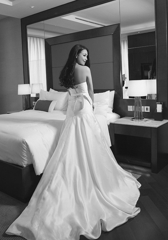 Đầm chất liệu vải trắng bóng cũng mang đến vẻ sang trọng, quý phái cô các cô dâu trẻ tự tin trong ngày trọng đại.